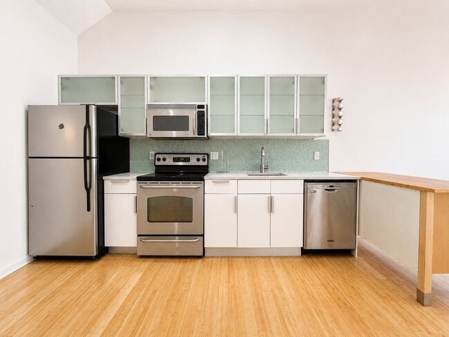 Building Photo - Bright Bi-Level 1 Bedroom with Finished Basement & Private Backyard in Graduate Hospital