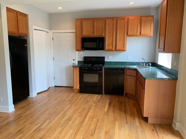 Building Photo - 2303 W Granville Ave