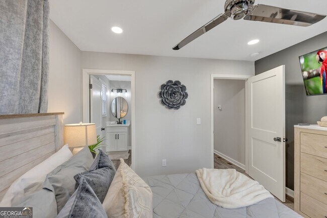 Building Photo - 155 Parkview Dr SE