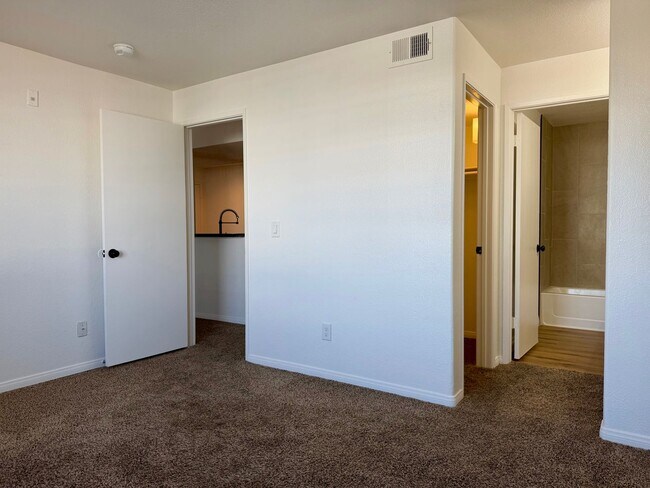 Building Photo - Freshly updated 2nd floor condo