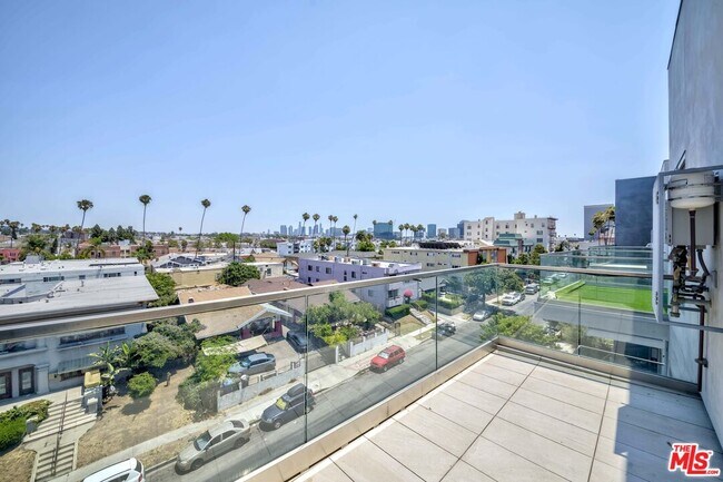 Building Photo - 105 S Mariposa Ave