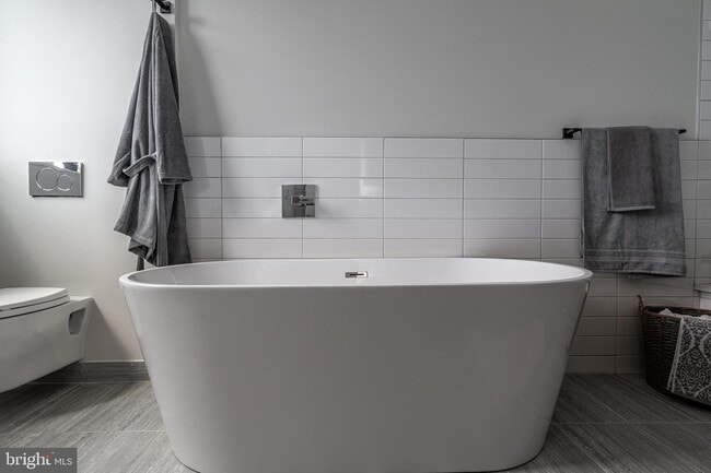 Building Photo - 1227 N Leithgow St