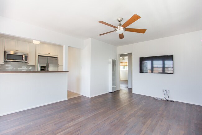 Building Photo - 502 Poinsettia Ave