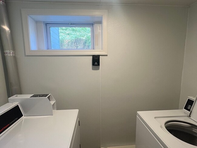 Building Photo - 72 Oak St