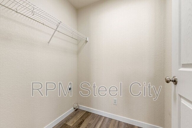 Building Photo - 2231 Meadowlark Ln