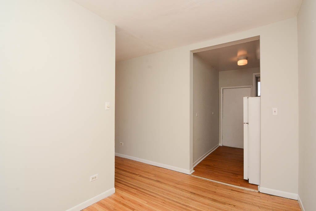 Building Photo - 627.5 W Barry Ave