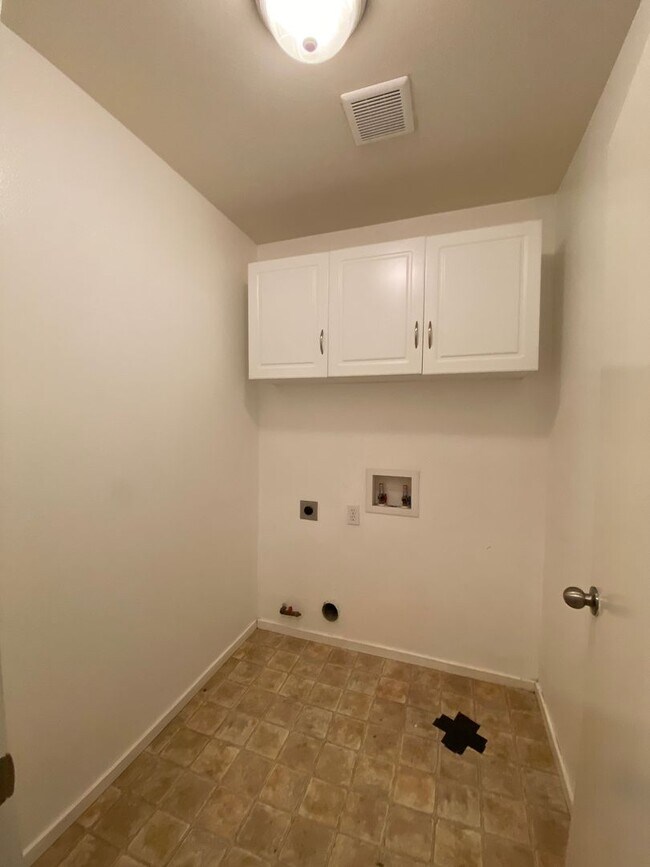 Building Photo - Spacious Two Story Home in SW Visalia comi...