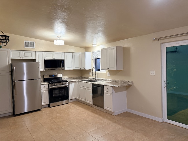 Building Photo - 755 E Holaway Dr