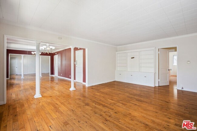 Building Photo - 1323 N Olive Dr