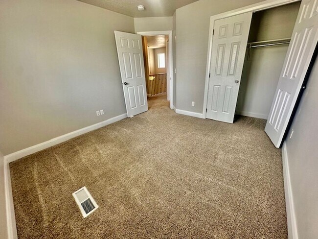 Building Photo - 3 bed -2.5 bath - Newer townhome in the heart of Cedar City!