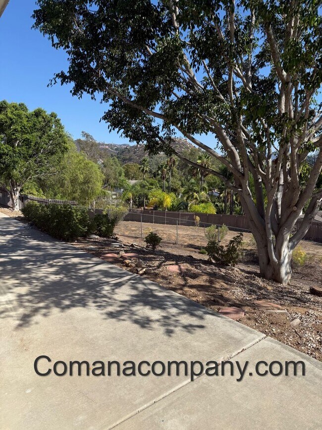 Building Photo - Gorgeous, spacious 3BR/2BA w views, yard, ...
