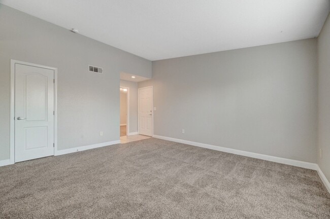 Building Photo - Charming 3 Bedroom Upstairs Condo in a Gat...