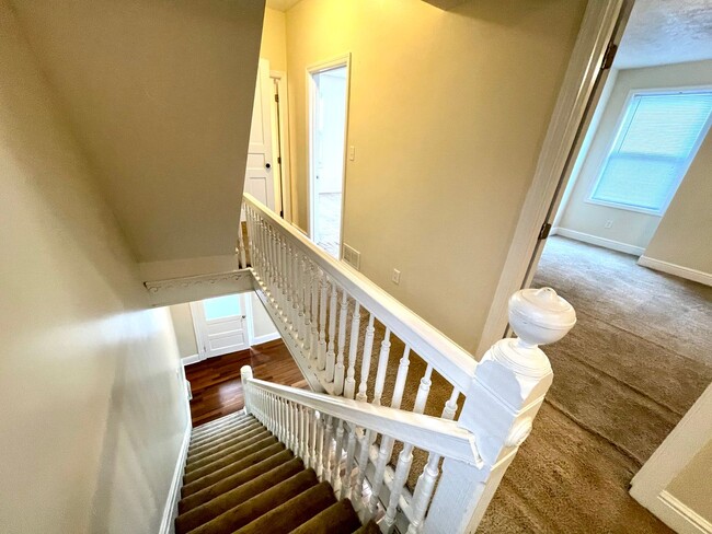 Building Photo - Amazing 4 Bedroom House! Hardwood, 2.5 Baths Stainless, A/C