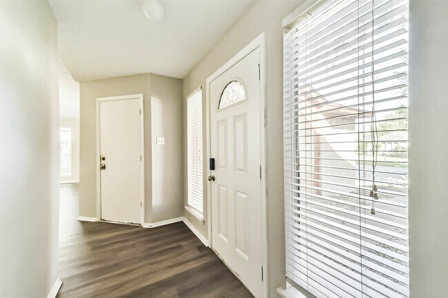 Building Photo - 2406 Pilgrims Bend Dr