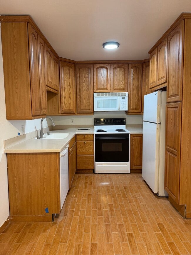 Building Photo - Spacious 3 bed / 1.5 bath townhome - La Mesa