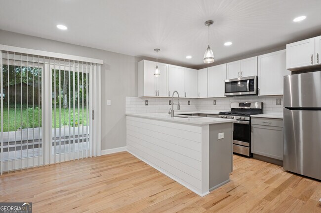 Building Photo - 1335 E Washington Ave