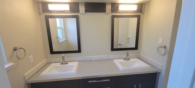 Building Photo - 11302 Meadow Lake Dr