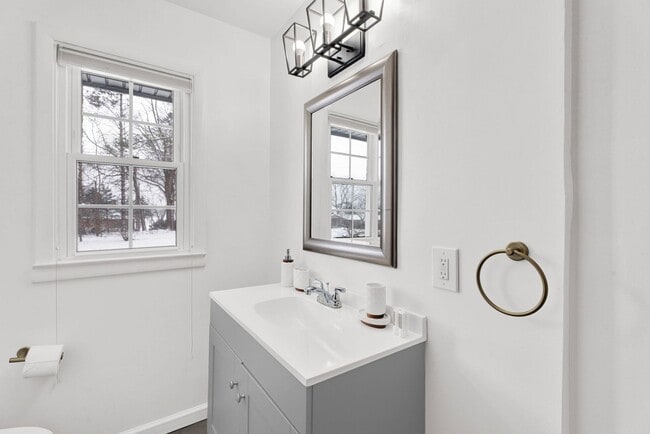 Building Photo - 3BD ROOM RANCH - PRIVATE LOT - FURNISHED - BLOOMFIELD HILLS