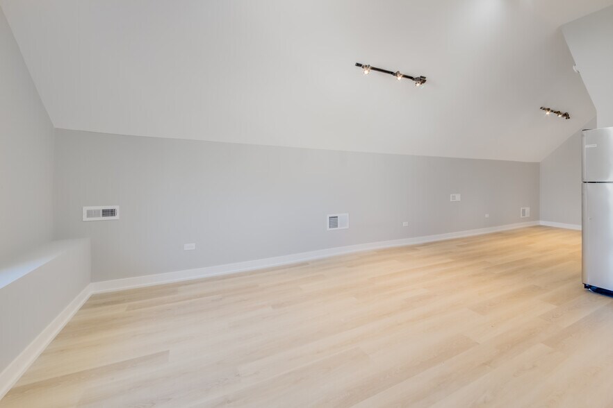Building Photo - 2842 N Avers Ave