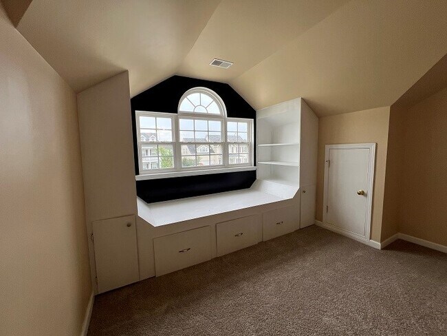 Building Photo - 570 Batty Way