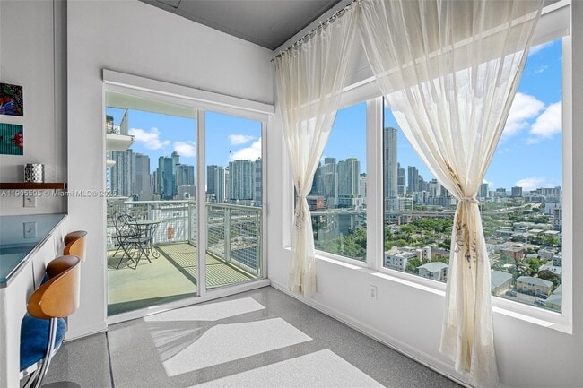 Building Photo - 10 SW South River Dr