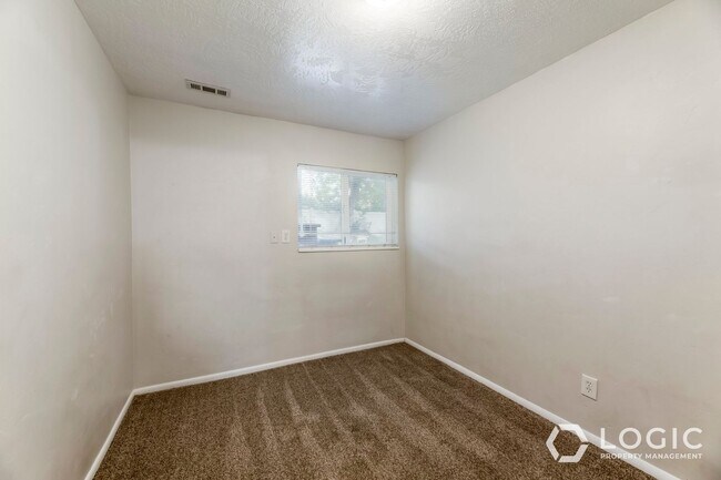 Building Photo - North Provo Duplex