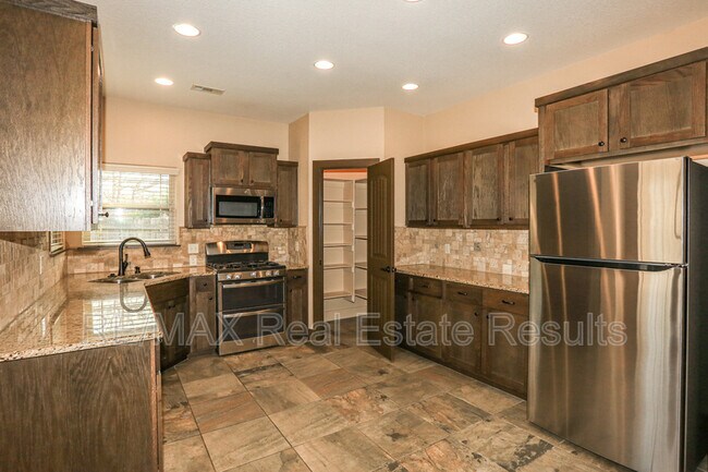 Building Photo - 1000 Peak St