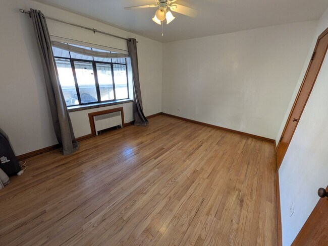 Building Photo - Spacious 1-bedroom apartment in a excellen...