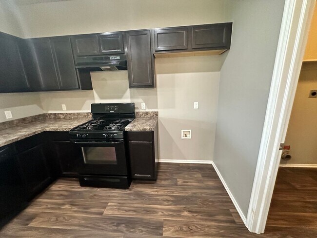 Building Photo - 3 bed 2 bath in Mustang- Move in Special!