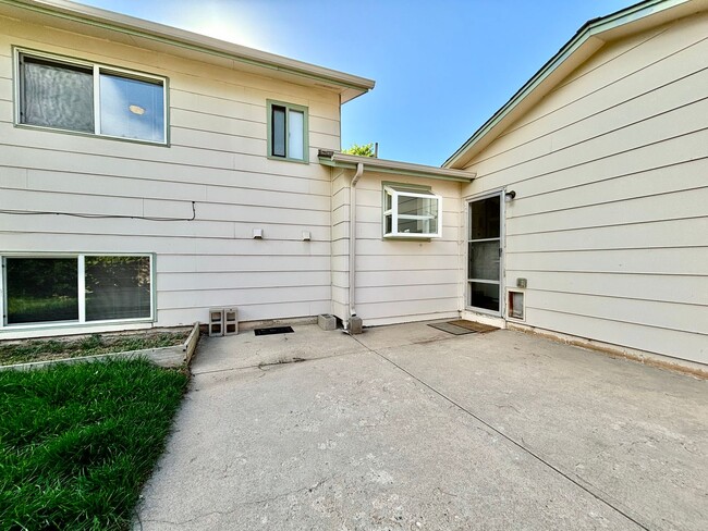 Building Photo - Charming 3 bed, 2 bath Tri-Level Home for ...