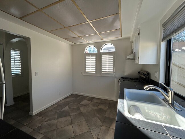 Building Photo - 810 Shady Oak Dr