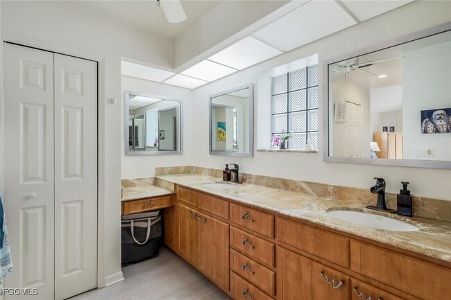 Building Photo - 2556 SW 28th Pl