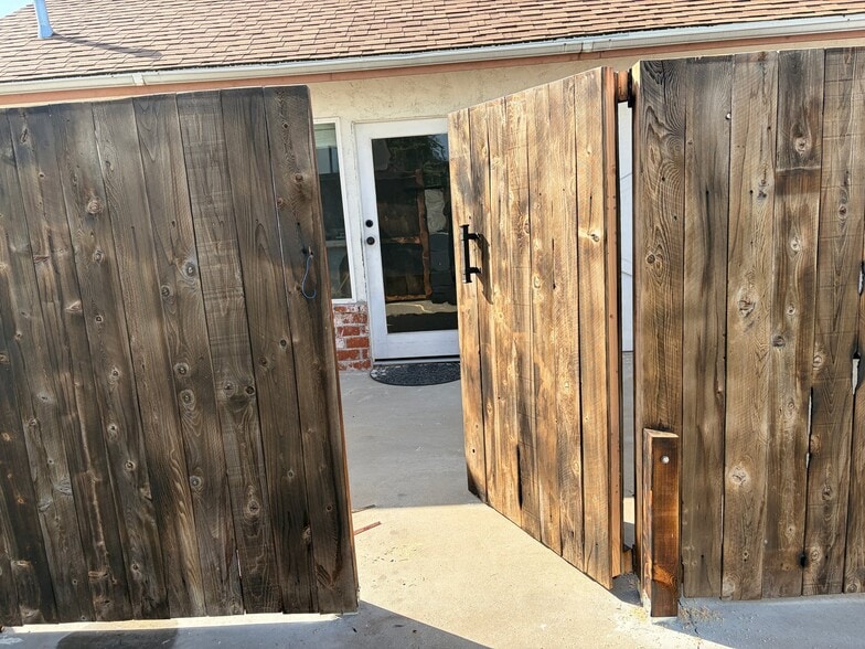 Building Photo - 864 Farr Ave