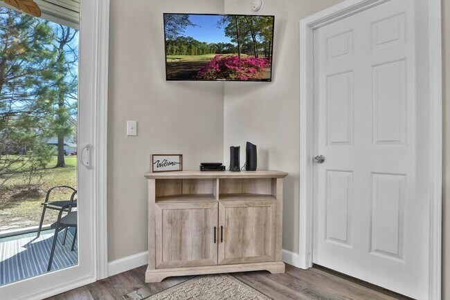 Building Photo - 504 River Oaks Dr