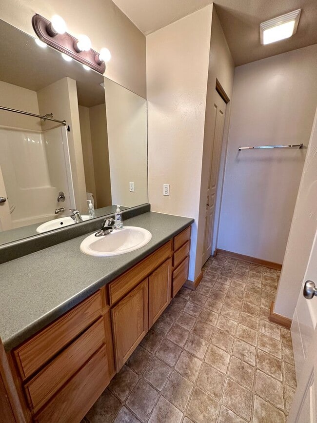 Building Photo - Opportunity in Broadwater Court Community