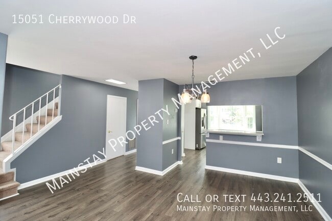 Building Photo - Updated End Unit Townhome W/ Fenced in Yard!