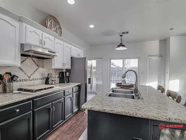 Building Photo - Stunning 3 Bedroom Home In Rosedale!