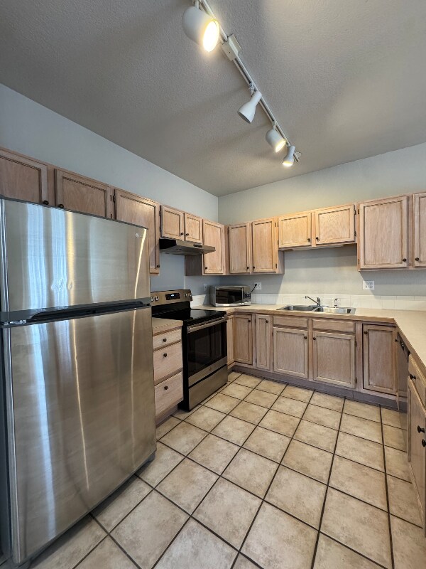 Building Photo - 2025 Mathews St