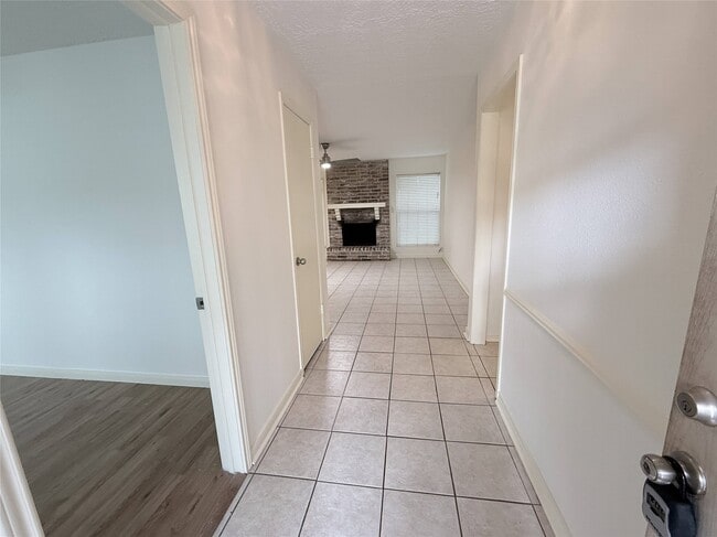 Building Photo - 6902 Sandy Knolls Dr