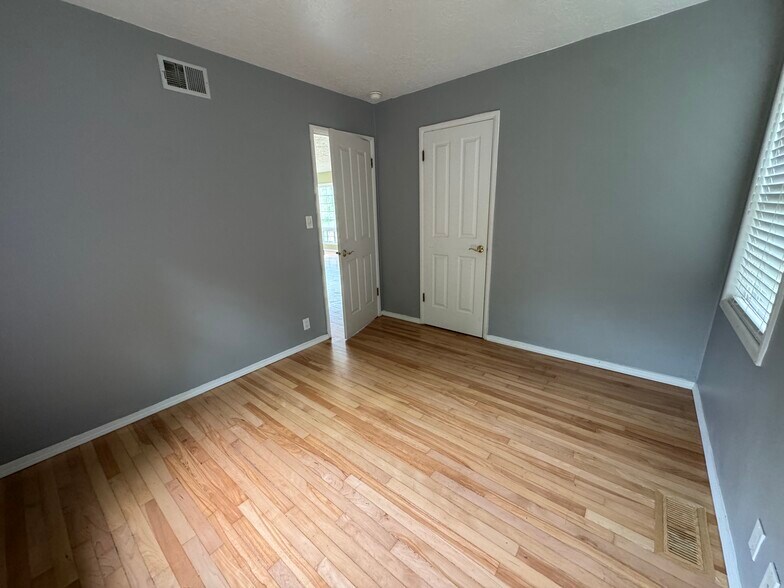 Building Photo - 12080 SW Fairfield St