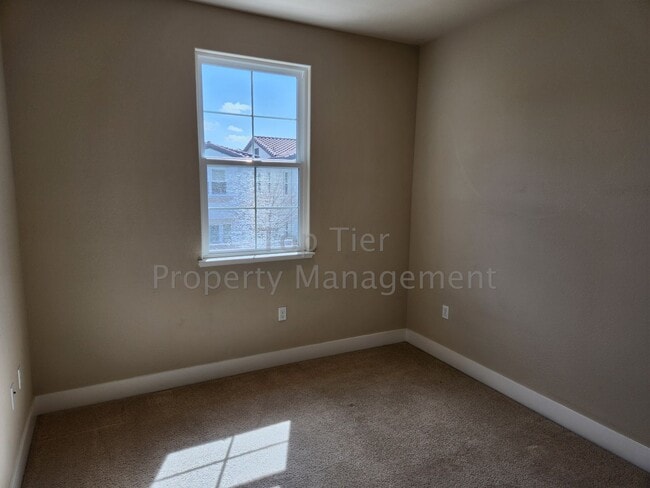 Building Photo - ***Spectacular 2-Story 4 bed, 2.5 bath, 2,...