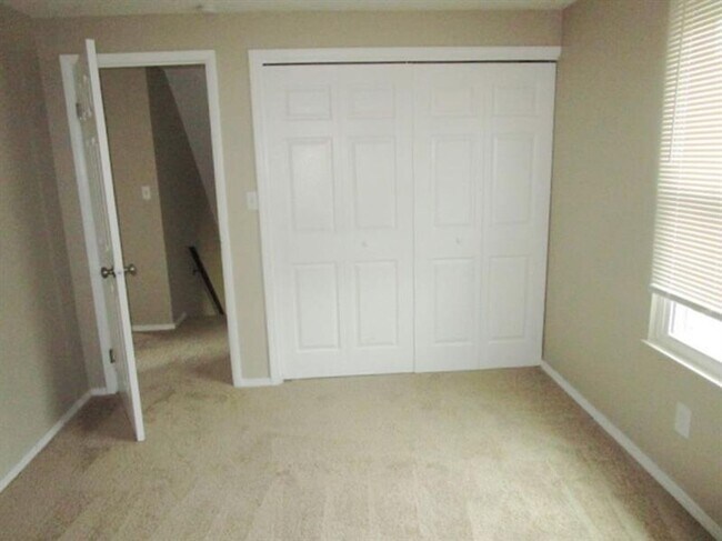 Building Photo - Spacious 3-Bedroom 1.5 bath Home with Fenced Yard & Garage – Ready for You!