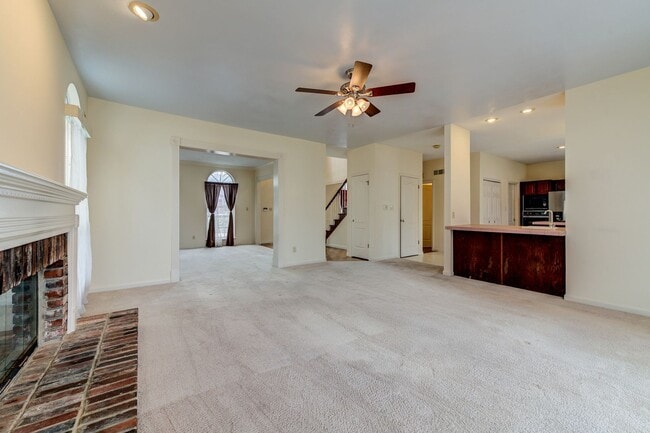 Building Photo - Spacious Parkway South Home with Walk-Out Basement & Large Backyard