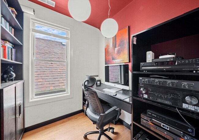 Building Photo - 1025 W 31st Pl