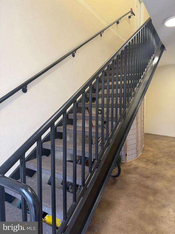 Building Photo - 609 Summit Ave