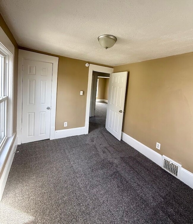 Building Photo - Four bedroom one bathroom home for rent