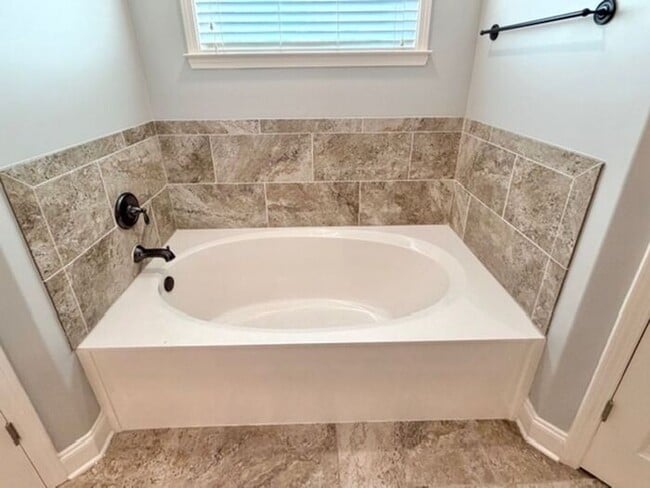 Building Photo - Now Leaseing a 4 Bedroom 3 Bath Home In Southeast Memphis