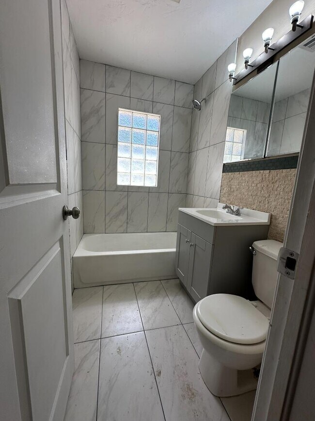 Building Photo - 3228 NW 45th St