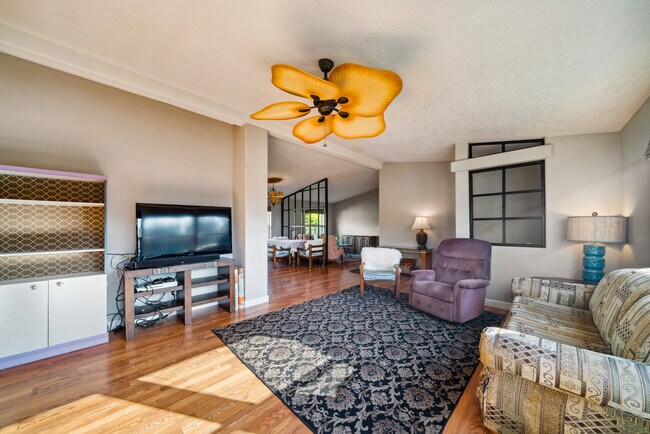 Building Photo - Bay City