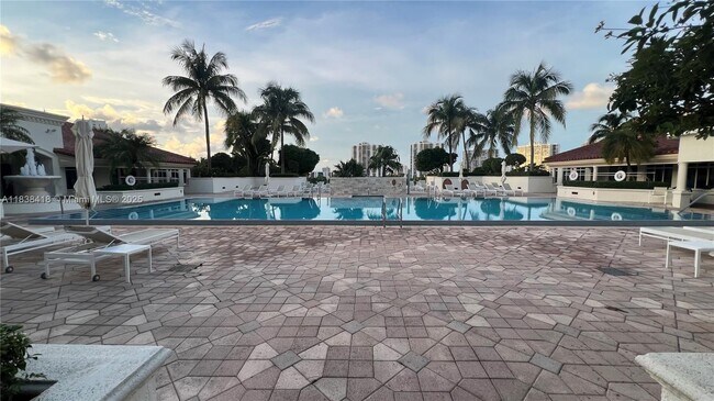 Building Photo - 19900 E Country Club Dr